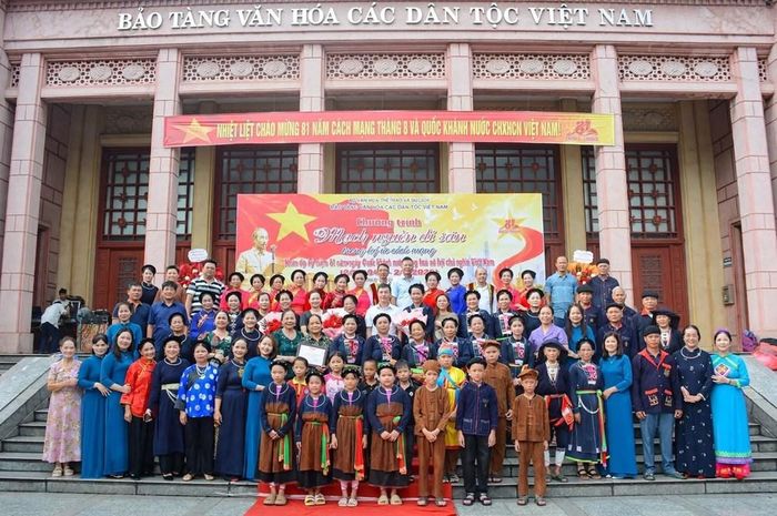 Các đại biểu, nghệ nhân, nghệ sĩ và các Câu lạc bộ chụp ảnh lưu niệm trong chương trình “Mạch nguồn di sản trong ký ức cách mạng”