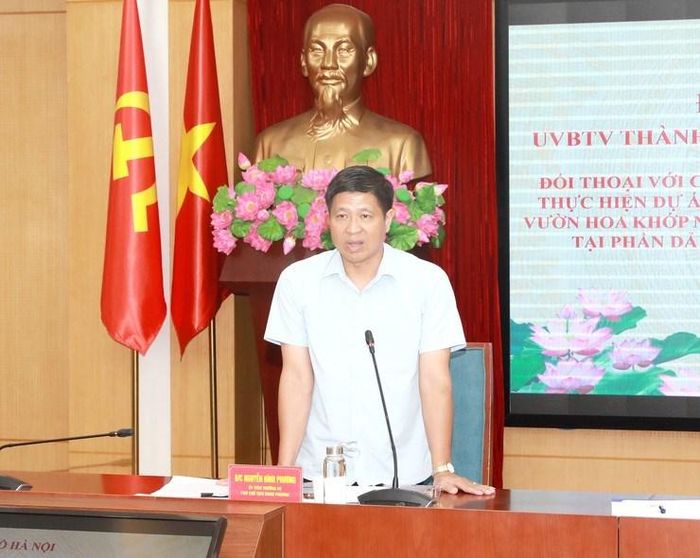 Phó Chủ tịch UBND phường Ô Chợ Dừa Nguyễn Đình Phương báo cáo tại buổi đối thoại