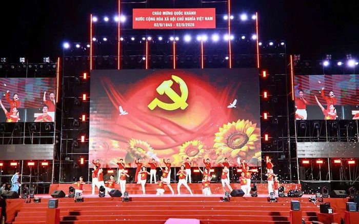 Chương trình nghệ thuật với chủ đề "Rạng ngời Tổ quốc Việt Nam" tại phường Trấn Biên