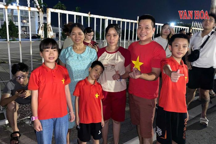 Những em nhỏ xúng xính trong sắc áo cờ đỏ Sao vàng