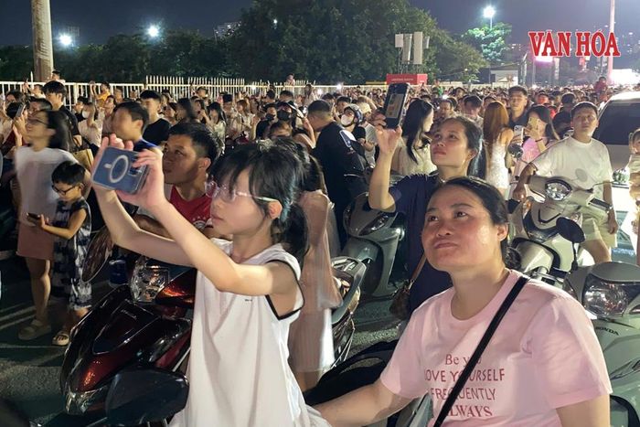 Nhiều người dân ghi lại những hình ảnh rực rỡ của pháo hoa bằng điện thoại cá nhân