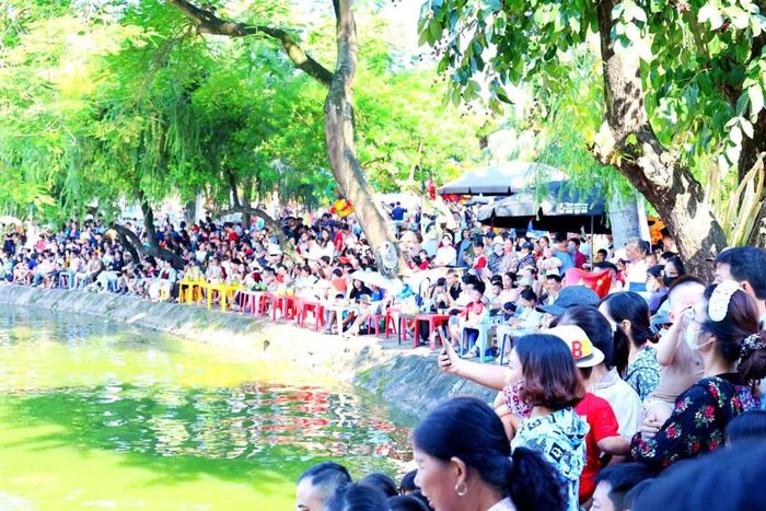 Đông đảo cổ động viên đến cổ vũ giải đấu