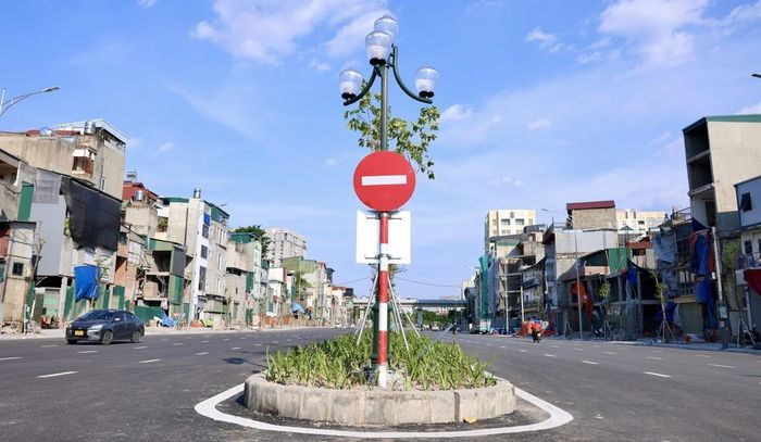 Hệ thống biển báo, đèn trang trí, trồng cây dải phân cách cứng đã được hoàn thiện theo từng đoạn tuyến. Ảnh: Quốc Khánh - TTXVN