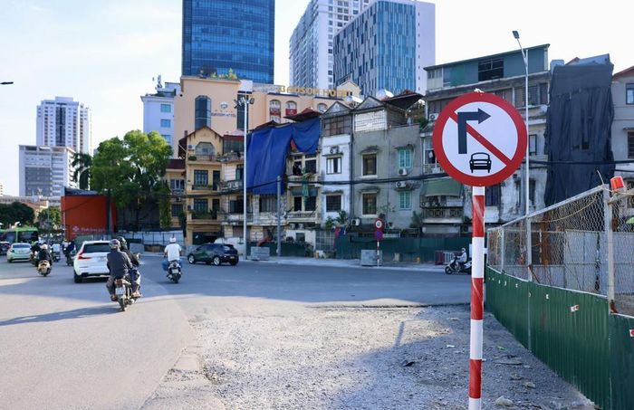 Do vẫn đang trong quá trình thi công nên trên tuyến có cắm tạm biển báo cấm ô tô rẽ phải từ nút giao Láng Hạ - Giảng Võ hướng đi Voi Phục. Ảnh: Quốc Khánh - TTXVN