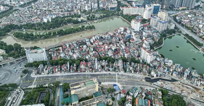 Đoạn đường 8 làn xe trước Bệnh viện Phụ sản Hà Nội đã cơ bản hoàn thiện vỉa hè, cây xanh, đèn chiếu sáng, biển chỉ dẫn và vạch kẻ đường, tạo diện mạo khang trang cho tuyến phố. Ảnh: Quốc Khánh - TTXVN