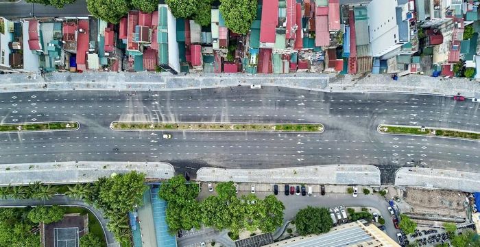 Tuyến đường có mặt cắt ngang 50m, gồm 8 làn xe chạy, có dải phân cách cứng giữa đường. Ảnh: Quốc Khánh - TTXVN