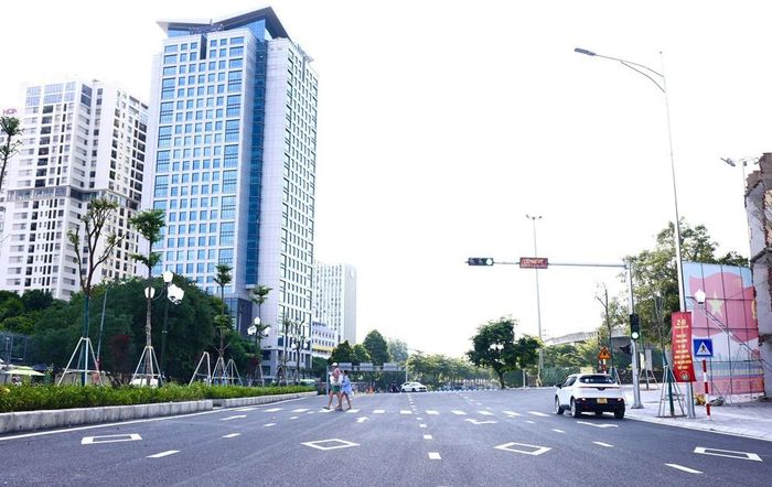 Hệ thống đèn giao thông đã được lắp đặt và sơn kẻ đường hướng dẫn đoạn cuối tuyến nút giao Voi Phục. Ảnh: Quốc Khánh - TTXVN
