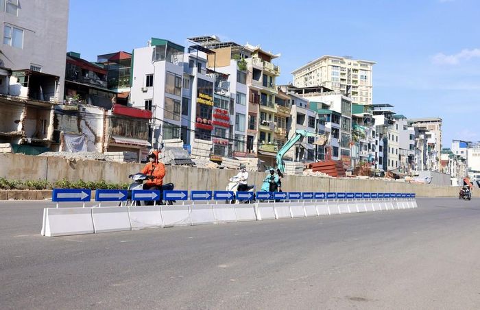 Dải phân cách tạm thời phục vụ các phương tiện lưu thông thuận tiện được lắp đặt. Ảnh: Quốc Khánh - TTXVN