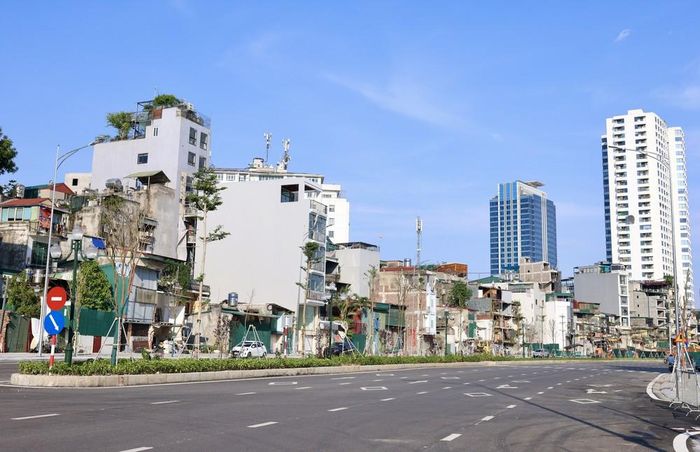 Mặt đường được thảm nhựa, sơn kẻ vạch, cây xanh được trồng mới. Ảnh: Quốc Khánh - TTXVN