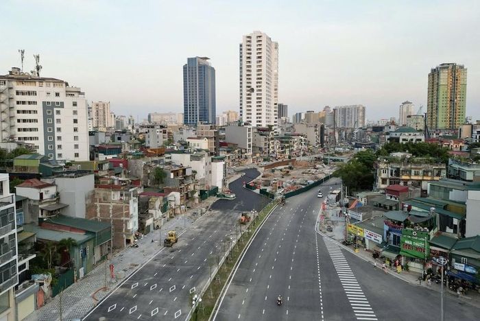 Đoạn từ đường La Thành, lối xuống đường Vành đai 1 (đối diện Bệnh viện Phụ sản Hà Nội) đã hoàn tất phần nền. Ảnh: Quốc Khánh - TTXVN