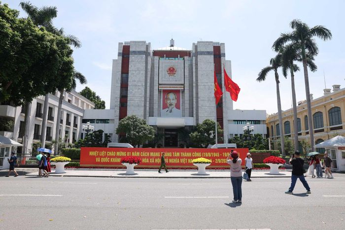 Pano chào mừng 81 năm Quốc khánh 2/9 trước trụ sở HĐND, UBND Thành phố Hà Nội