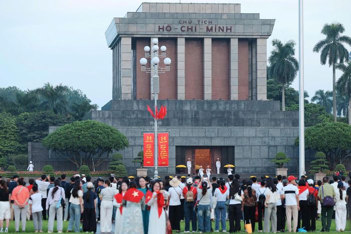 Tại khu vực Quảng trường Ba Đình, hình ảnh người dân, các bạn trẻ và du khách cùng hướng về Lăng Chủ tịch Hồ Chí Minh tạo nên không khí vừa trang nghiêm, vừa rộn ràng