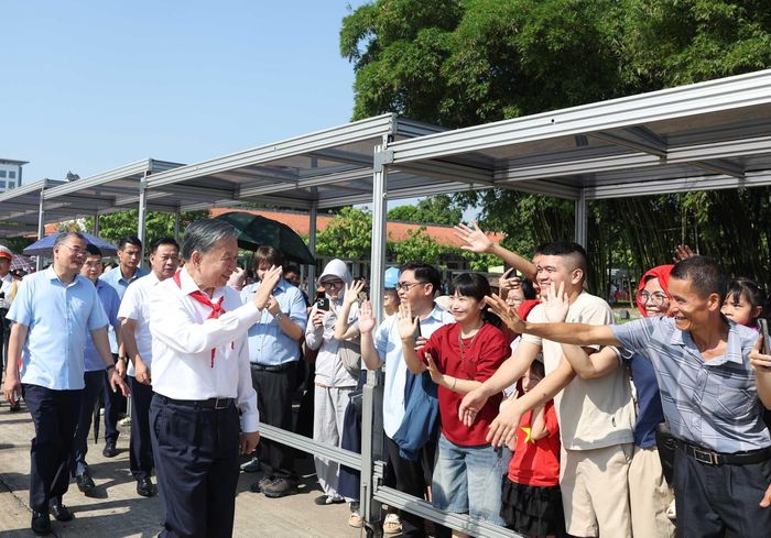 Tổng Bí thư, Chủ tịch nước Tô Lâm vẫy tay chào Nhân dân vào Lăng viếng Chủ tịch Hồ Chí Minh. Ảnh: Thống Nhất – TTXVN