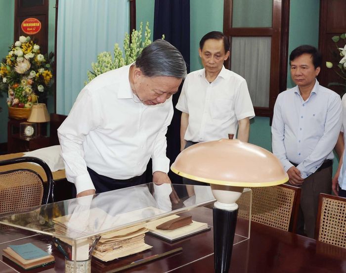 Tổng Bí thư, Chủ tịch nước Tô Lâm xem các hiện vật tại Nhà 67, Khu Di tích Chủ tịch Hồ Chí Minh trong Phủ Chủ tịch. Ảnh: Thống Nhất – TTXVN