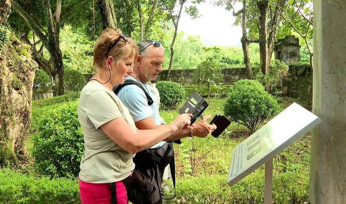 Công nghệ QR giúp du khách thuận tiện tra cứu, khám phá giá trị lịch sử, văn hóa tại Khu di tích lịch sử - văn hóa Cố đô Hoa Lư, phường Tây Hoa Lư, tỉnh Ninh Bình. Ảnh: Thùy Dung - TTXVN