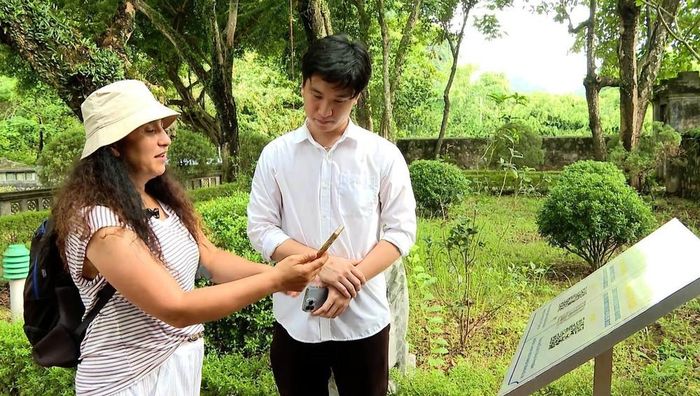 Công nghệ QR giúp du khách thuận tiện tra cứu, khám phá giá trị lịch sử, văn hóa tại Khu di tích lịch sử - văn hóa Cố đô Hoa Lư, phường Tây Hoa Lư, tỉnh Ninh Bình. Ảnh: Thùy Dung - TTXVN