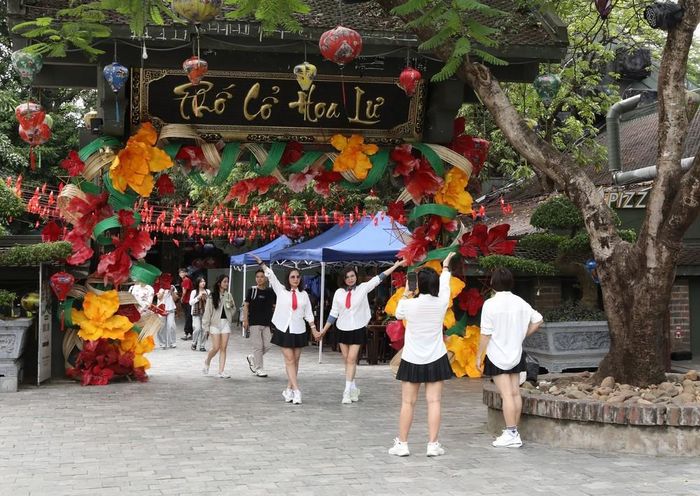 Du khách tham quan điểm du lịch Phố cổ Hoa Lư. Ảnh: Đức Phương - TTXVN