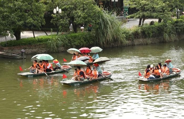Du khách tham quan Khu du lịch sinh thái Tràng An. Ảnh: Đức Phương - TTXVN