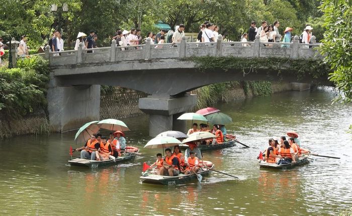 Du khách tham quan Khu du lịch sinh thái Tràng An. Ảnh: Đức Phương - TTXVN