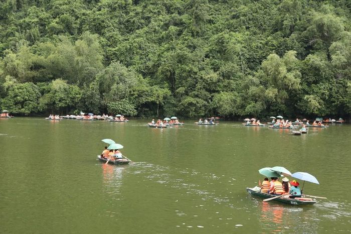 Du khách tham quan Khu du lịch sinh thái Tràng An. Ảnh: Đức Phương - TTXVN
