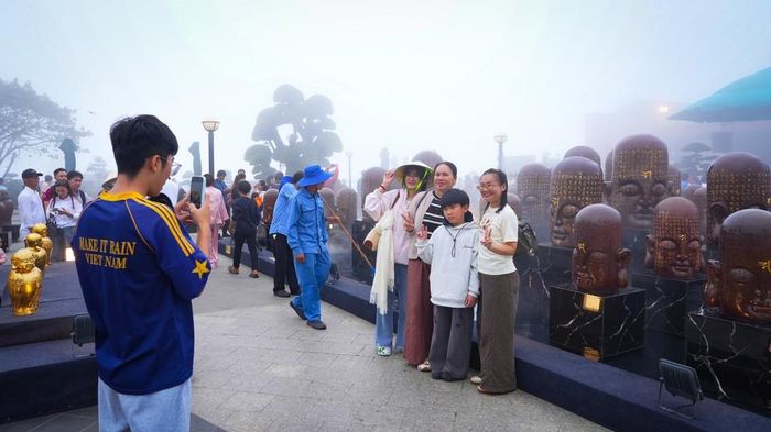 Du khách trải nghiệm không gian triển lãm “Kinh gốm – Thanh âm thế gian” tại Khu du lịch Sun World Ba Den Mountain. Ảnh: Minh Phú – TTXVN