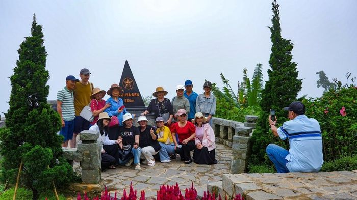 Du khách chụp ảnh lưu niệm tại trên đỉnh núi Bà Đen với độ cao 986 mét, nơi được mệnh danh là “nóc nhà Nam Bộ”. Ảnh: Minh Phú - TTXVN