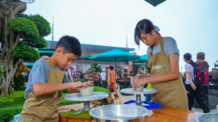 Học sinh trãi nghiệm làm gốm Phù Lãng (Bắc Ninh) tại Khu du lịch Sun World Ba Den Mountain, tỉnh Tây Ninh. Ảnh: Minh Phú – TTXVN