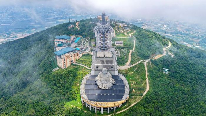 Khu du lịch Quốc gia núi Bà Đen nổi bật giữa không gian núi rừng và hệ thống công trình du lịch được đầu tư đồng bộ. Ảnh: Minh Phú - TTXVN