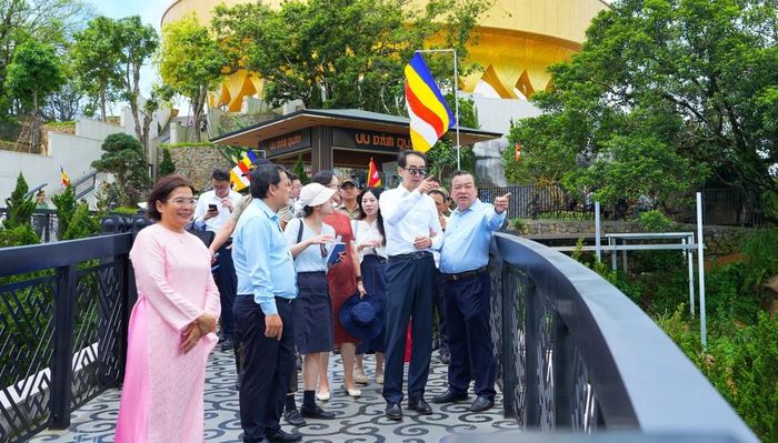 Đại sứ Trung Quốc tại Việt Nam Hà Vĩ (thứ 2, bên phải), trải nghiệm cảnh quan tại Khu du lịch Quốc gia núi Bà Đen. Ảnh: Minh Phú - TTXVN