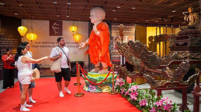 Du khách nước ngoài tham quan, tìm hiểu các không gian văn hóa tại Khu du lịch Quốc gia núi Bà Đen. Ảnh: Minh Phú - TTXVN