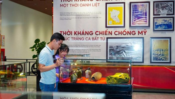 Du khách tìm hiểu các tư liệu, hình ảnh về lịch sử đấu tranh cách mạng tại không gian trưng bày ở Khu du lịch Quốc gia núi Bà Đen. Ảnh: Minh Phú - TTXVN