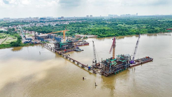 Toàn bộ 26.275 tấn thép kết cấu phục vụ cầu chính (bao gồm đốt dầm cầu) hiện được gia công tại 10 nhà máy trên cả nước. Ảnh: Trung Nguyên - TTXVN