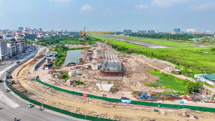 Công trường thi công đường dẫn lên cầu Trần Hưng Đạo nằm trên địa bàn phường Long Biên (Hà Nội). Ảnh: Trung Nguyên - TTXVN