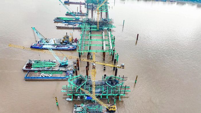 Mỗi nhịp cầu sử dụng 11 đốt dầm dọc chủ, với khối lượng khoảng 20-24 tấn mỗi đốt. Trên nền hệ dầm này, các cấu kiện vòm sẽ tiếp tục được lắp dựng. Ảnh: Trung Nguyên - TTXVN