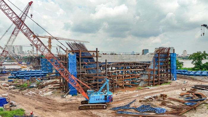 Khác biệt với cầu truyền thống, dầm dọc chủ của Cầu Trần Hưng Đạo được lắp dựng nghiêng 33 độ so với mặt ngang để đảm bảo tính thẩm mỹ theo bản vẽ, nhưng vẫn phải đảm bảo yêu cầu về hình học và chịu lực – các yếu tố sống còn của một công trình giao thông. Ảnh: Trung Nguyên - TTXVN