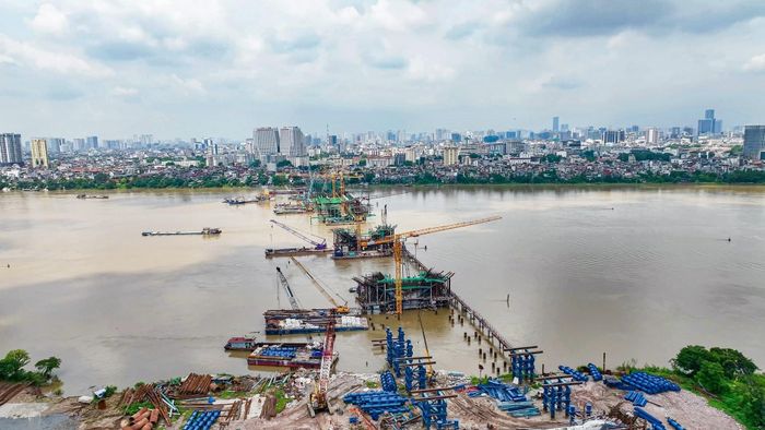 Công trường cầu Trần Hưng Đạo được triển khai đồng loạt trên mặt sông, hướng tới mục tiêu hoàn thành trong năm 2027. Ảnh: Trung Nguyên - TTXVN