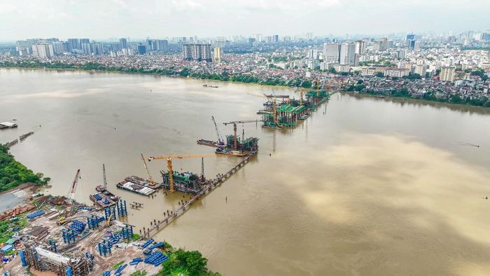 Toàn cảnh các mũi thi công phần cầu chính dự án cầu Trần Hưng Đạo trên sông Hồng. Ảnh: Trung Nguyên - TTXVN