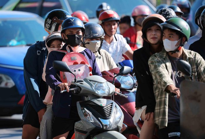 Trẻ em theo gia đình quay trở lại Hà Nội, chuẩn bị bước vào năm học mới 2026 - 2027. Ảnh: Hoàng Hiếu - TTXVN