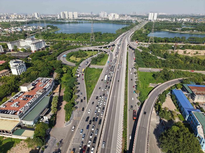 16h, lượng phương tiện đổ về quá đông khiến đường vành đai 2 xuất hiện tình trạng ùn, ứ cục bộ, các phương tiện lưu ý khi di chuyển qua đoạn đường này. Ảnh: Hoàng Hiếu - TTXVN