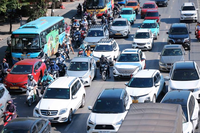 15h40', lượng phương tiện di chuyển từ hướng Quốc lộ 1A về trung tâm Hà Nội tăng đột biến. Ảnh: Hoàng Hiếu - TTXVN