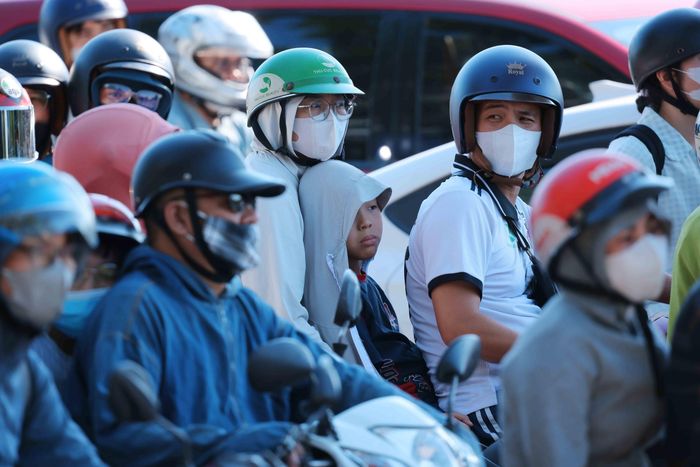 Trẻ em theo gia đình quay trở lại Hà Nội, chuẩn bị bước vào năm học mới 2026 - 2027. Ảnh: Hoàng Hiếu - TTXVN