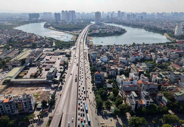 16h10', lượng phương tiện đổ về quá đông khiến đường vành đai 2 xuất hiện tình trạng ùn, ứ cục bộ, các phương tiện lưu ý khi di chuyển qua đoạn đường này. Ảnh: Hoàng Hiếu - TTXVN