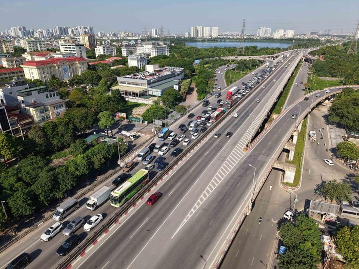 Lưu lượng phương tiện đông đúc khiến đường vành đai 2 xuất hiện tình trạng ùn ứ. Ảnh: Hoàng Hiếu - TTXVN