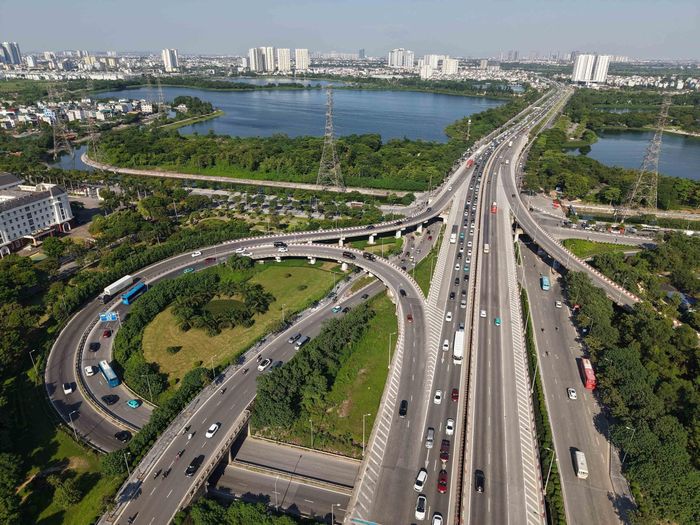 16h, lượng phương tiện đổ về quá đông khiến đường vành đai 2 xuất hiện tình trạng ùn, ứ cục bộ, các phương tiện lưu ý khi di chuyển qua đoạn đường này. Ảnh: Hoàng Hiếu - TTXVN
