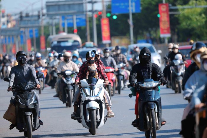 15h30', dù nhiệt độ ngoài trời khoảng 40oC, nhưng lượng người và phương tiện từ Quốc lộ 1A hướng về trung tâm Hà Nội ngày càng tăng cao. Ảnh: Hoàng Hiếu - TTXVN