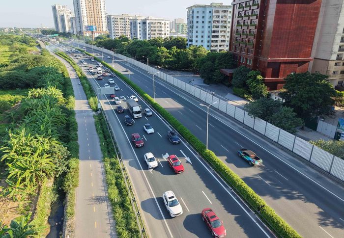 Lượng phương tiện đổ về Hà Nội từ hướng cao tốc Pháp Vân - Cầu Giẽ tăng nhanh, khiến việc di chuyển chậm. Ảnh: Hoàng Hiếu - TTXVN