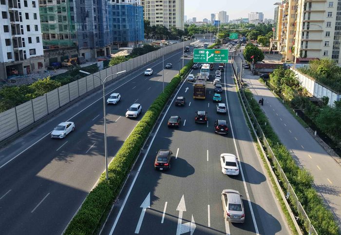 Phương tiện di chuyển từ hướng các tỉnh phía Nam đổ về Thủ đô trên cao tốc Pháp Vân - Cầu Giẽ tăng nhanh lúc 16h30'. Ảnh: Hoàng Hiếu - TTXVN