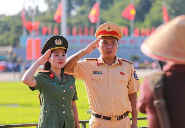 Cặp đôi lựa chọn Quảng trường Ba đình lưu lại khoảnh khắc trong ngày Quốc khánh. Ảnh: Khánh Hoà - TTXVN