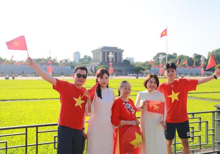Với nhiều gia đình, đến Quảng trường Ba Đình trong ngày Quốc khánh không chỉ là một hoạt động tham quan mà còn là dịp để các thành viên cùng nhau ghi lại những khoảnh khắc đáng nhớ. Ảnh: Khánh Hoà - TTXVN