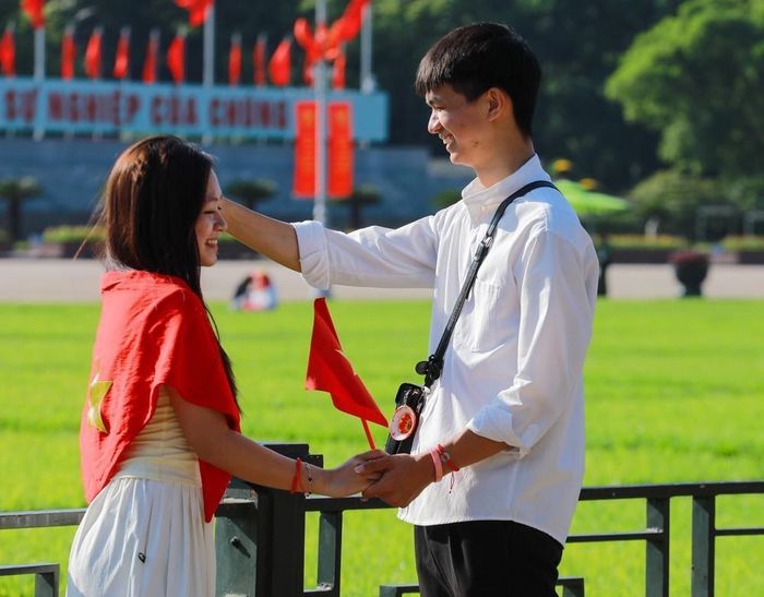 Cặp đôi lựa chọn Quảng trường Ba đình lưu lại khoảnh khắc trong ngày Quốc khánh. Ảnh: Khánh Hoà - TTXVN